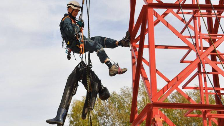 Иркутянин Максим Кривошеев стал лучшим спасателем МЧС России